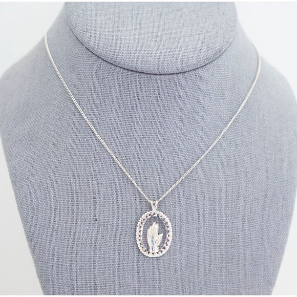 Vintage Sterling Silver Praying Oval Pendant Necklace 19 inch - T19 - Picture 2 of 3